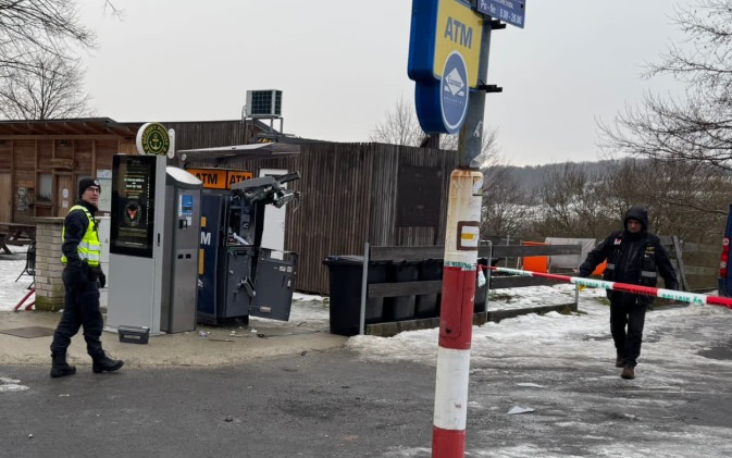 Zloději vyhodili bankomat do povětří