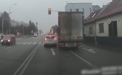 kamion_cervena_semafor