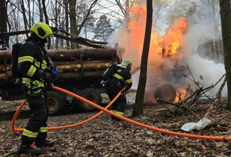 hasici_pozar_harvestor_les_decin