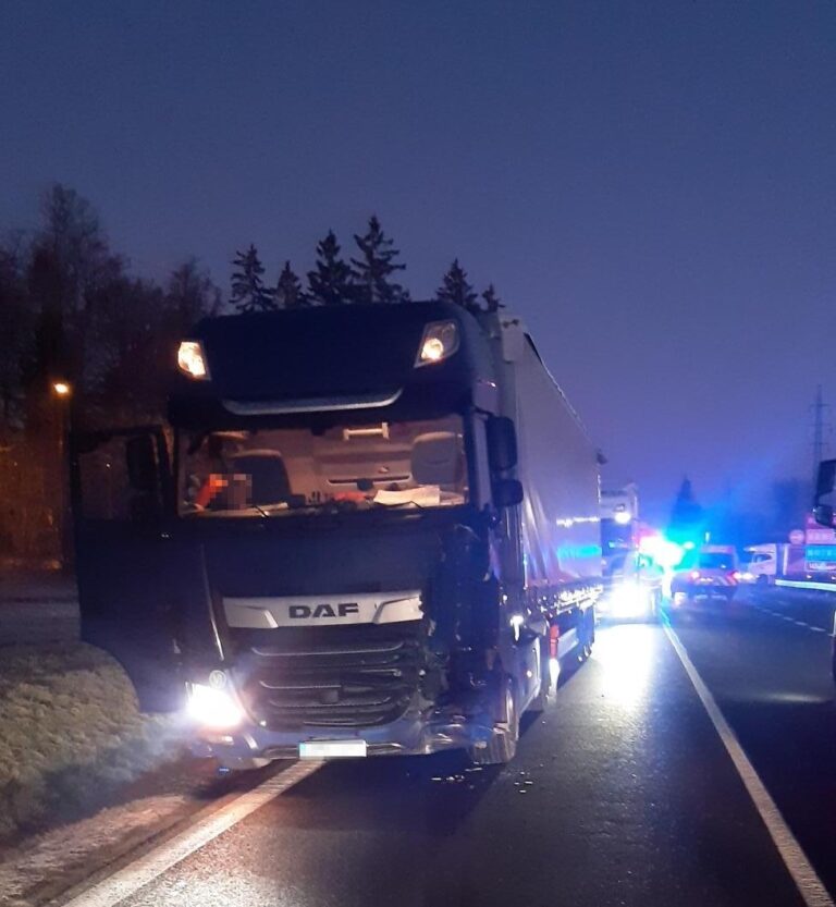 Nehoda_kamion_auto_benesov