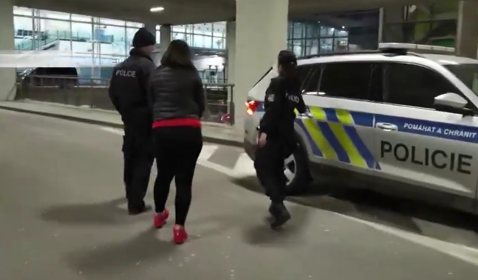 Žena se skrývala před spravedlností, nyní je v české vazbě. Zdroj: Policie ČR