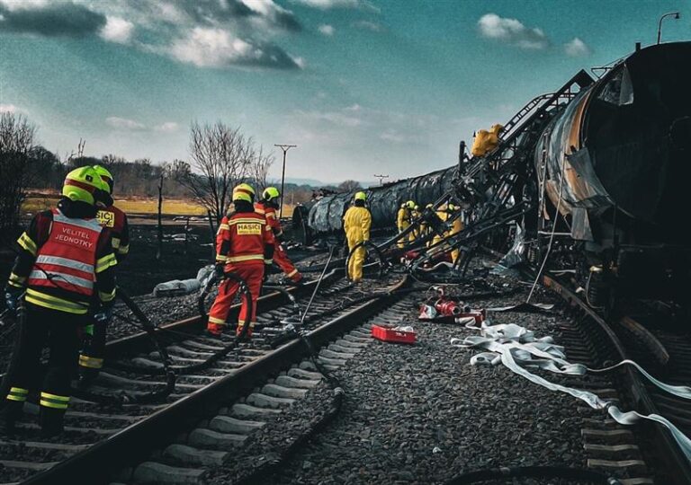 Práce na likvidaci následků pokračují. Foto: Hasiči Olomouc