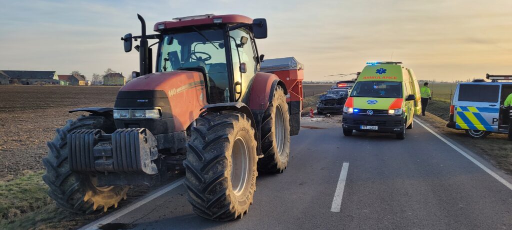 Nehoda osobního auta s traktorem u Kobeřic. Foto: Policie ČR