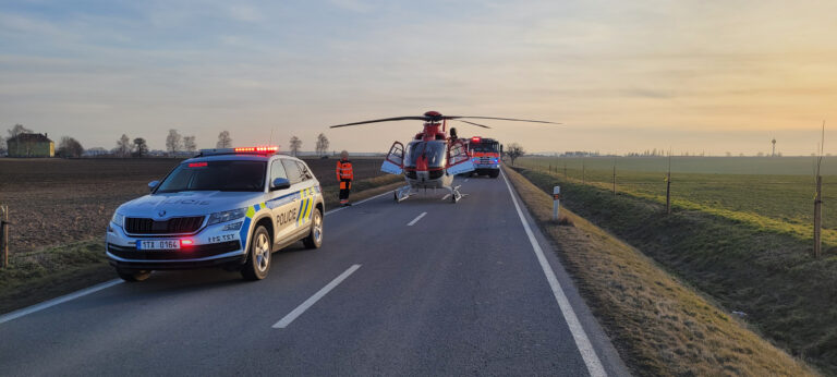 Nehoda osobního auta s traktorem u Kobeřic. Foto: HZS Moravskoslezského kraje