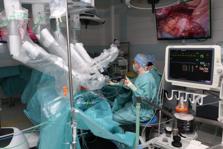 Plzeňská nemocnice posiluje robotickou chirurgii. Foto: FN Plzeň