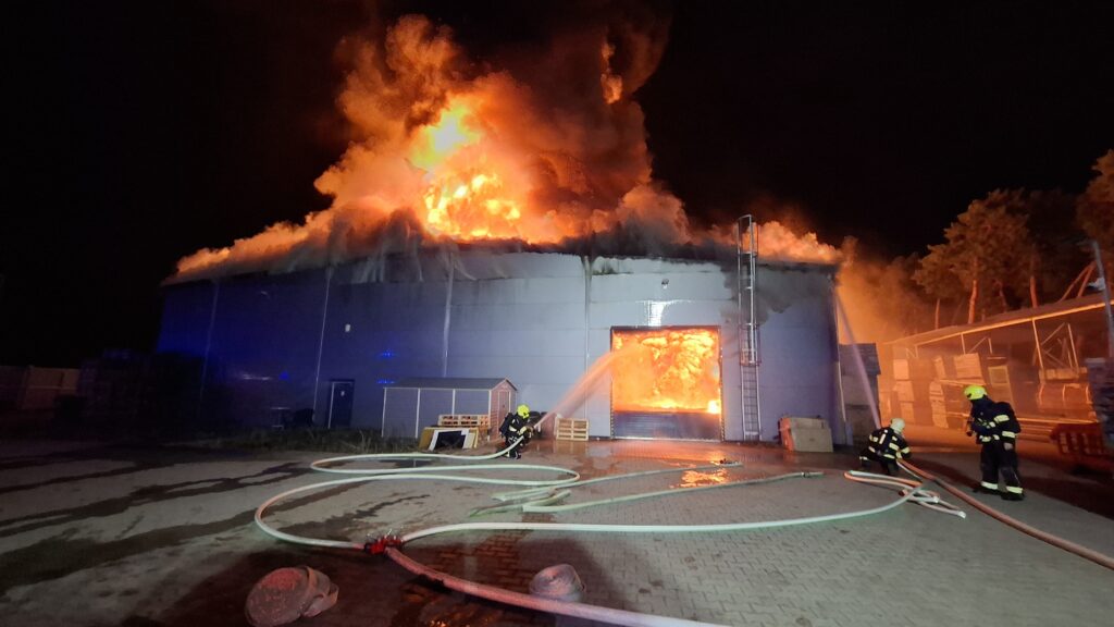 Požár skladovací haly v Předměřicích. Foto: HZS Středočeského kraje