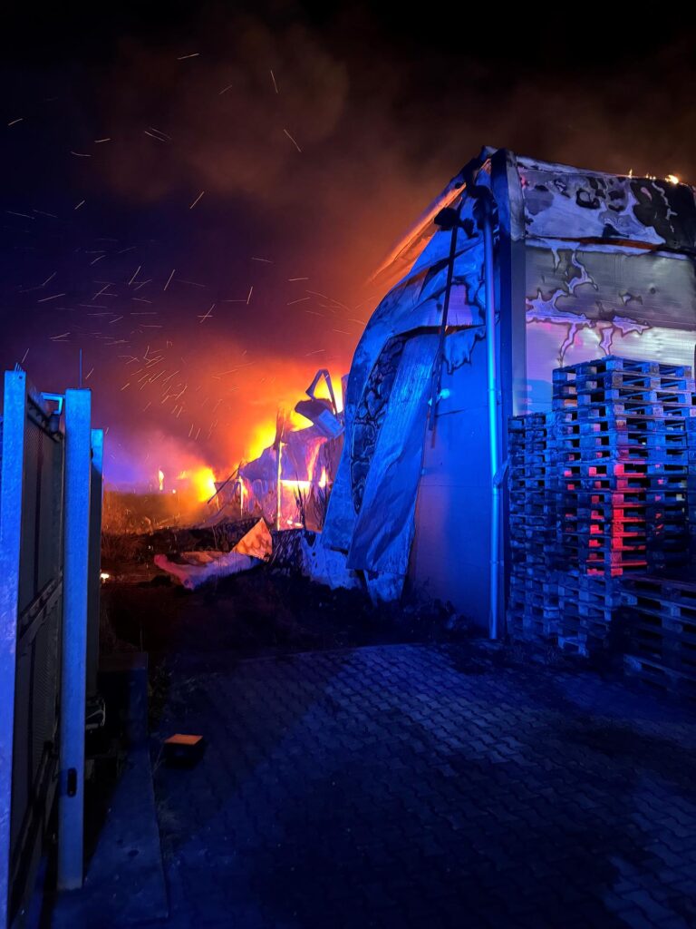 Požár skladovací haly v Předměřicích. Foto: HZS Středočeského kraje
