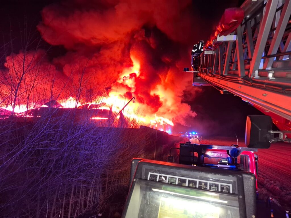 Požár skladovací haly v Předměřicích. Foto: HZS Středočeského kraje