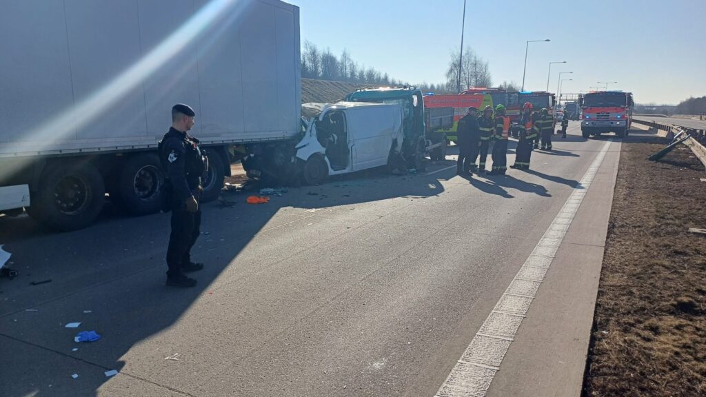 Pražský okruh uzavřen kvůli nehodě nákladních vozidel a dodávky. Foto: Policie ČR