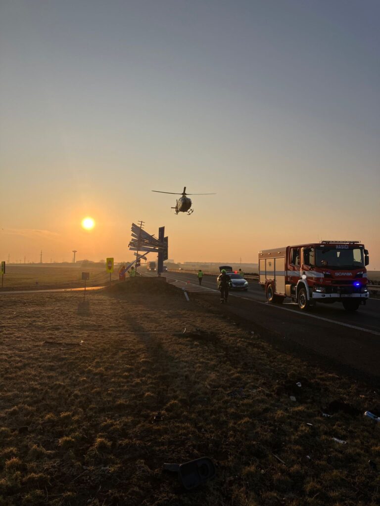 Tragická nehoda uzavřela dálnici D7 u Chomutova. Foto: Policie ČR