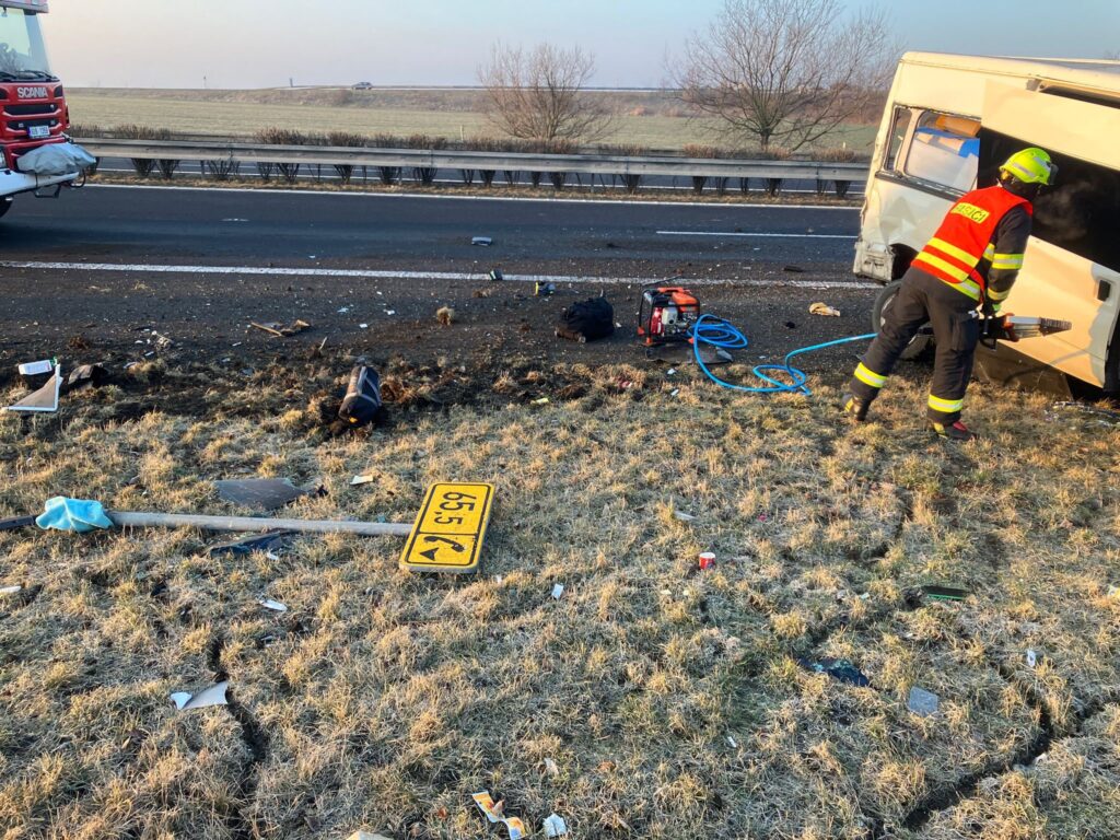 Tragická nehoda uzavřela dálnici D7 u Chomutova. Foto: Policie ČR