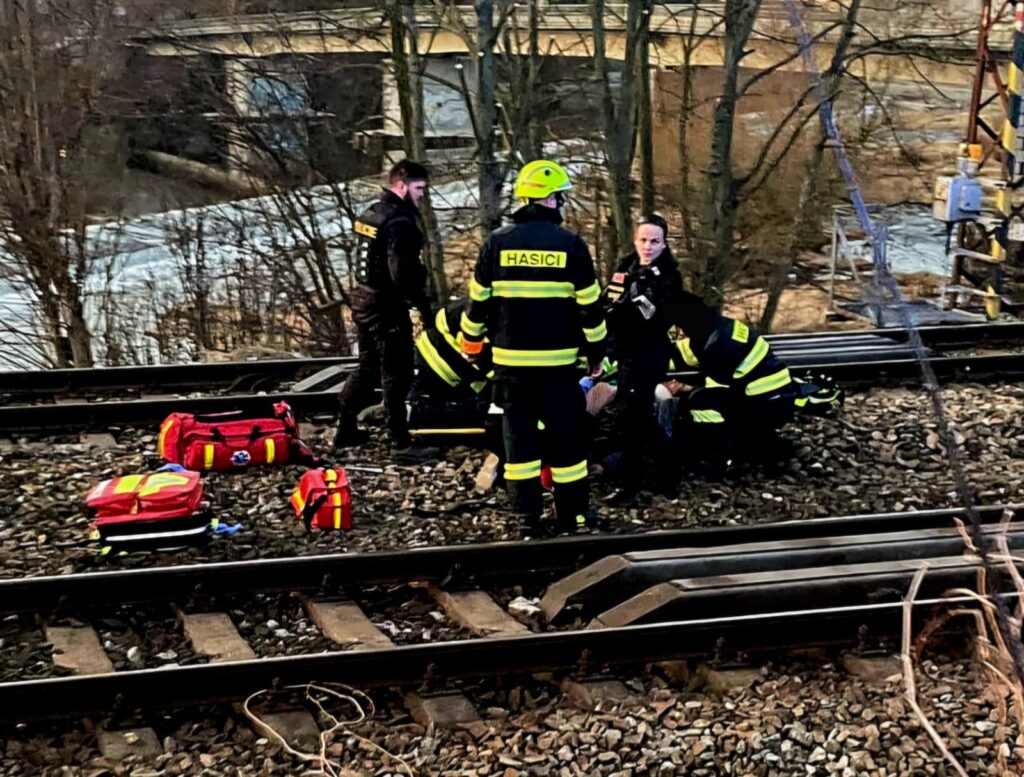 Osobní vlak srazil v Řevnicích staršího muže. Foto: Trans hospital plus