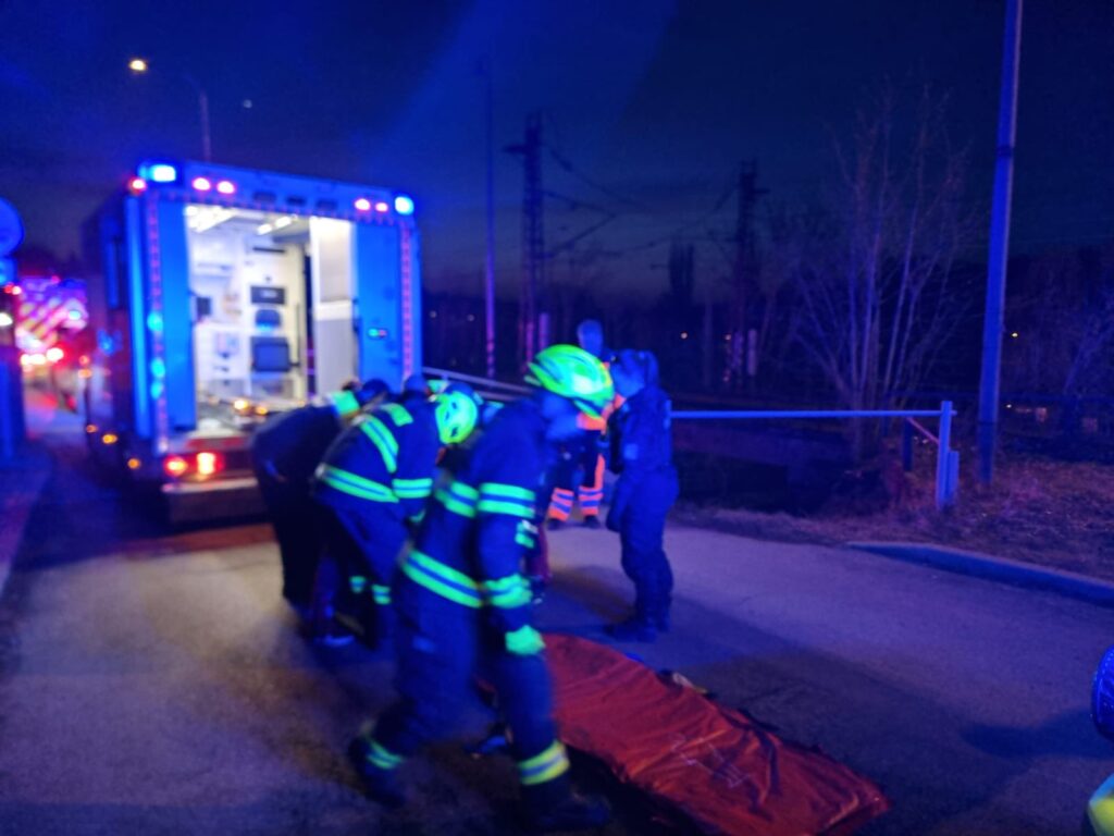 Osobní vlak srazil v Řevnicích staršího muže. Foto: Trans hospital plus