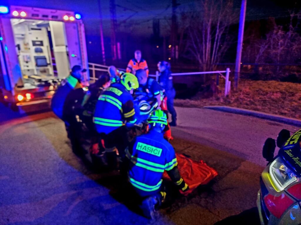 Osobní vlak srazil v Řevnicích staršího muže. Foto: Trans hospital plus