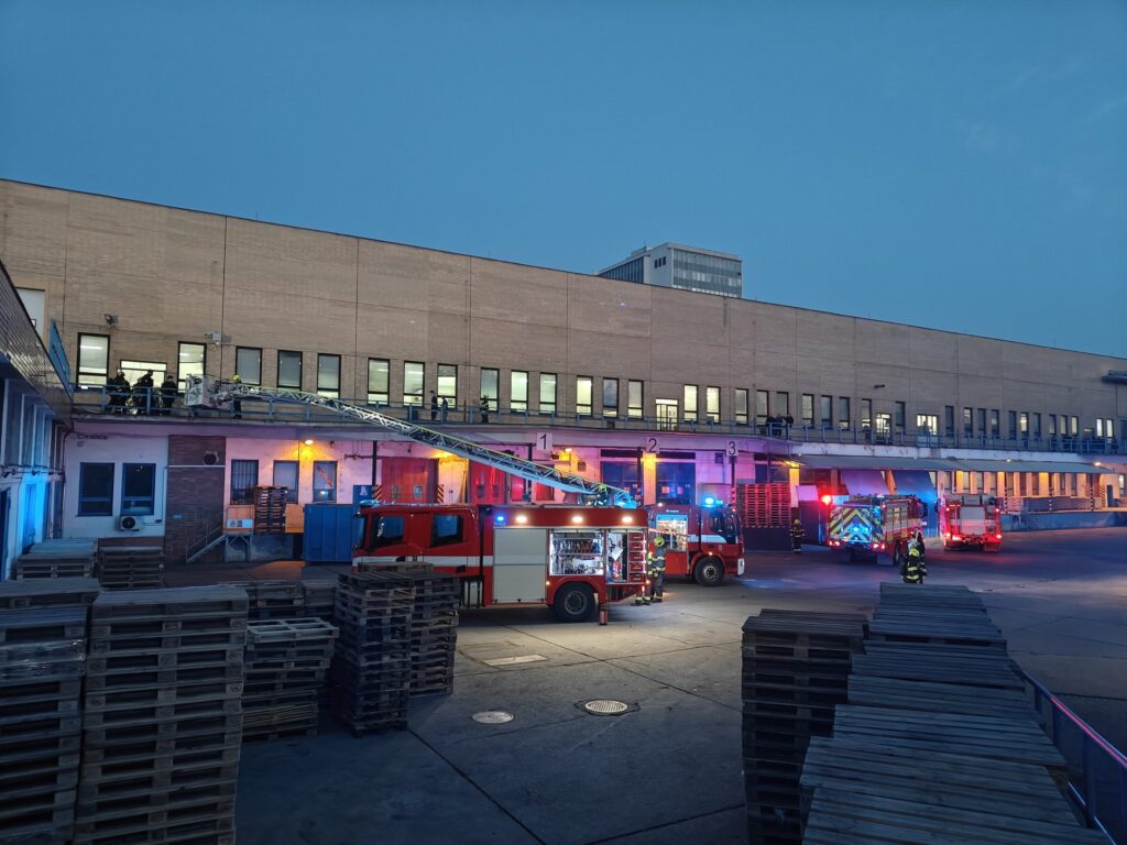 Ranní požár v pražských Malešicích. Foto: Hasiči Praha