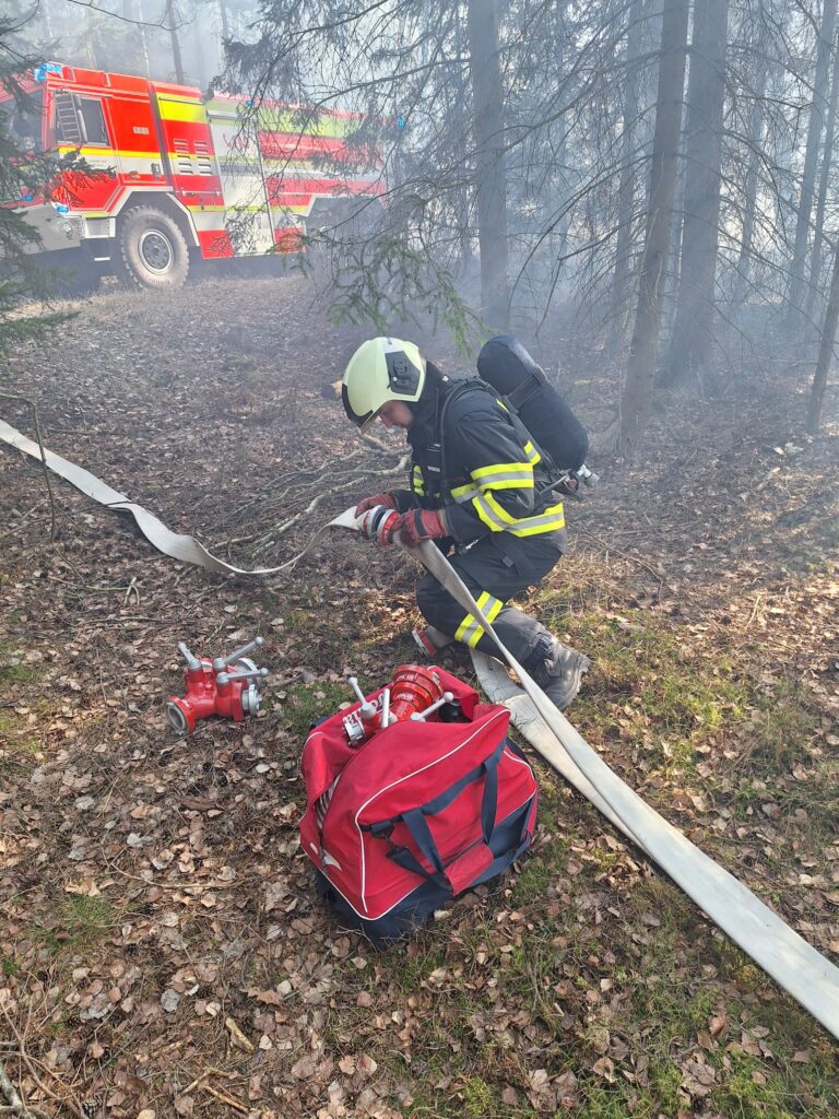 Hasiči v Markvarci bojují s lesním požárem. Foto: HZS Jihočeského kraje