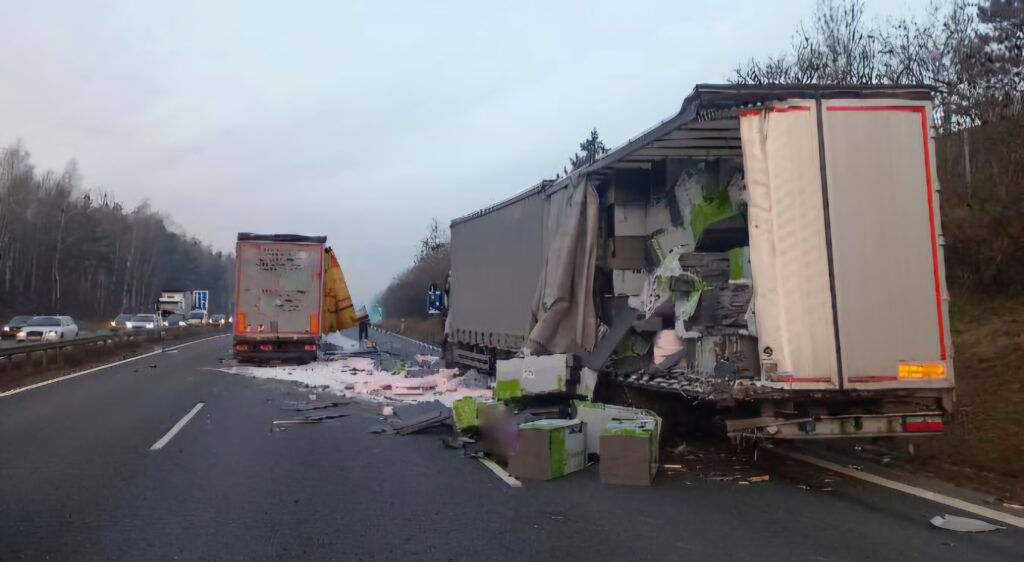 Nehoda dvou nákladních aut, z jednoho se vysypal náklad.Foto: Policie ČR