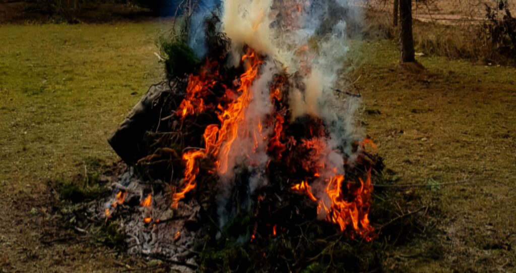 Konec pálení zahradního odpadu. Foto zpravyzcech.cz