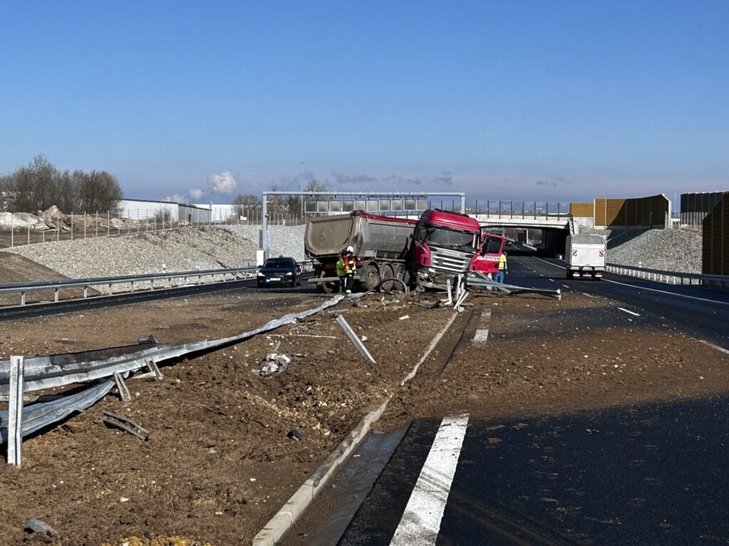 Dálnice D3 uzavřena v obou směrech kvůli nehodě nákladního vozidla. Foto: Policie ČR