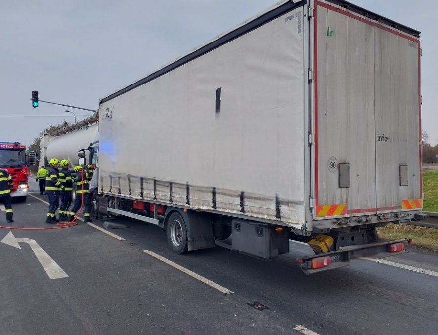 Hasiči vyprošťovali zraněného řidiče po nehodě dvou kamionů u Dražkovic. Foto: