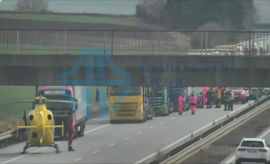 Hromadná nehoda kamionů na D2: Záchranáři vyprošťují zraněné. Zdroj: dopravniinfo.cz