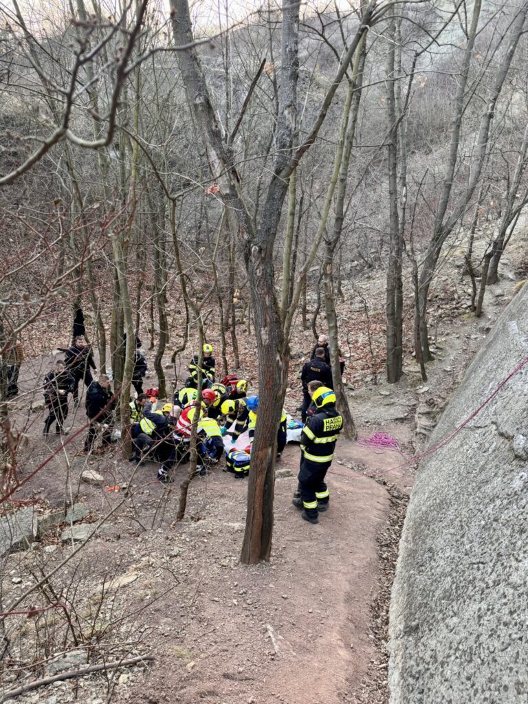 Muž spadl ze skály, zasahovaly záchranné složky. Foto: Hasiči Praha