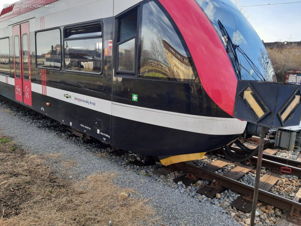 Vykolejení vlaku ve Znojmě: Hasiči evakuovali cestující, provoz omezen. Foto: Správa železnic