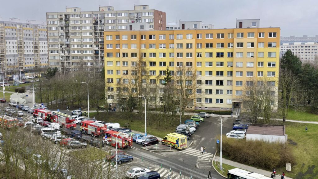 Hasiči zasahují u požáru kuchyně v Praze. Foto: Hasiči Praha