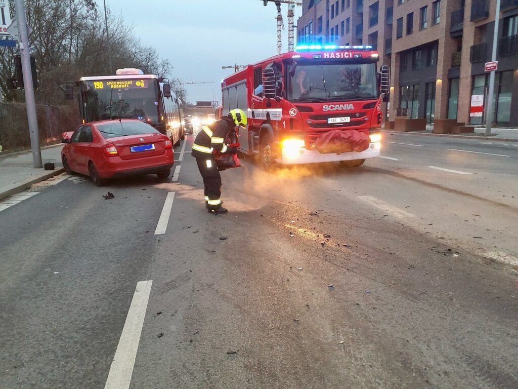 Čelní srážka osobního auta s autobusem na Strakonické ulici. Foto: Hasiči Praha
