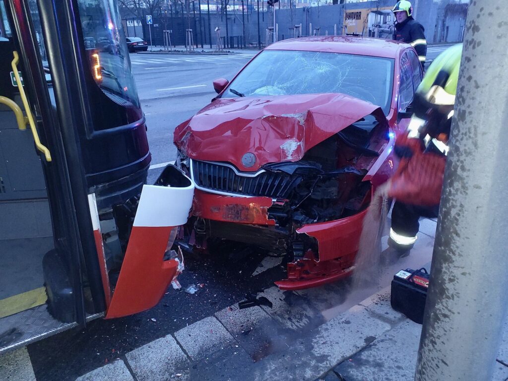 Čelní srážka osobního auta s autobusem na Strakonické ulici. Foto: Hasiči Praha