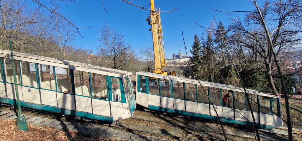 Petřínská lanovka se rozloučila s ikonickými vozy. Foto: zpravyzcech.cz