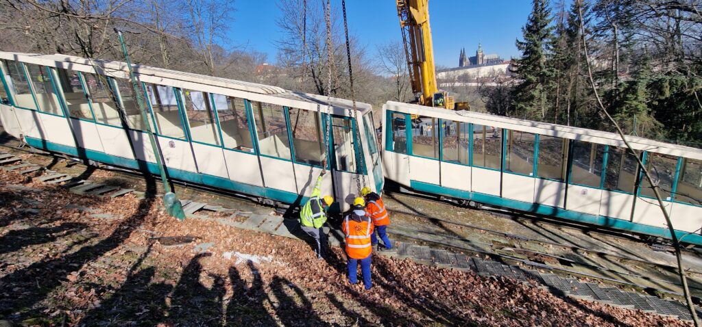 Petřínská lanovka se rozloučila s ikonickými vozy. Foto: zpravyzcech.cz