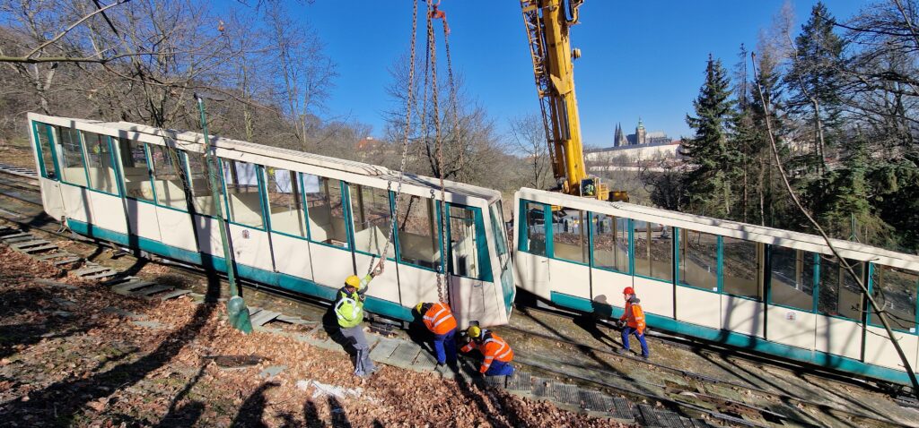 Petřínská lanovka se rozloučila s ikonickými vozy. Foto: zpravyzcech.cz