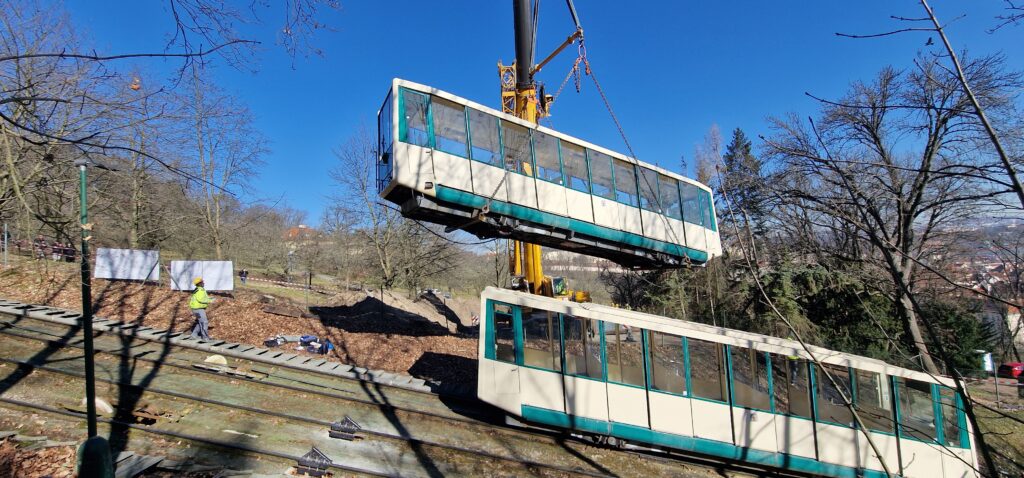 Petřínská lanovka se rozloučila s ikonickými vozy. Foto: zpravyzcech.cz