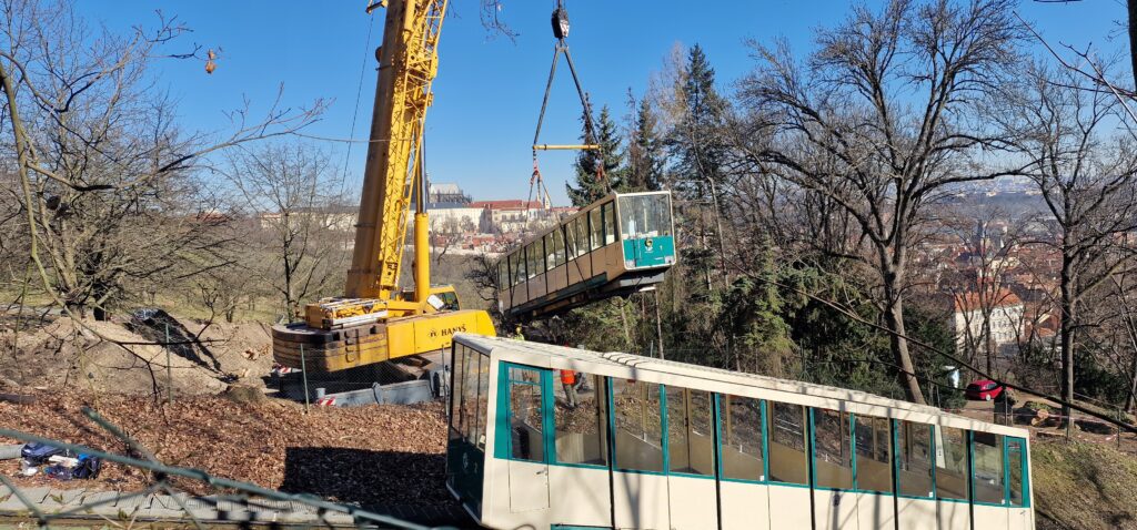 Petřínská lanovka se rozloučila s ikonickými vozy. Foto: zpravyzcech.cz