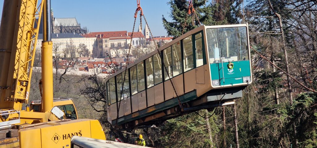 Petřínská lanovka se rozloučila s ikonickými vozy. Foto: zpravyzcech.cz