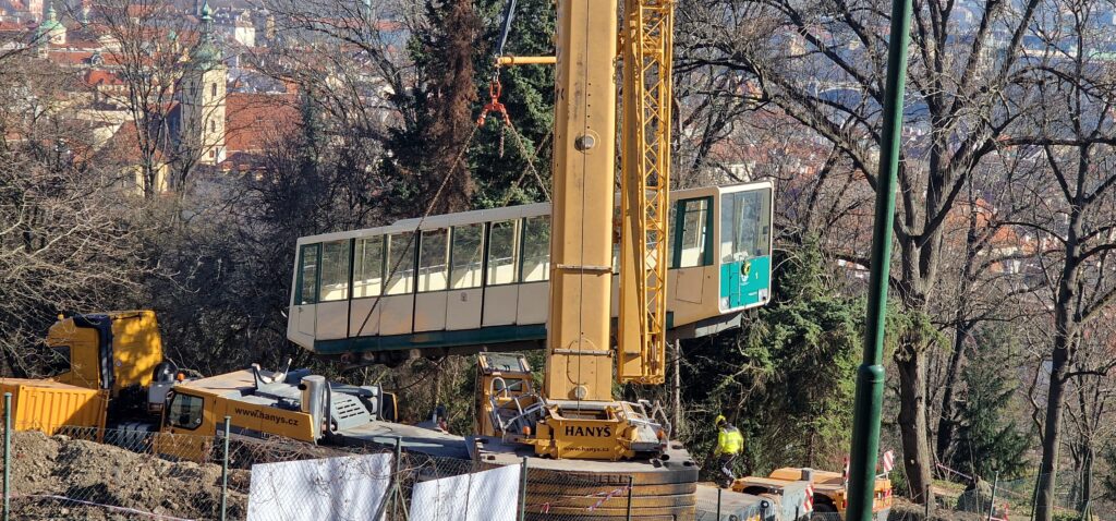Petřínská lanovka se rozloučila s ikonickými vozy. Foto: zpravyzcech.cz