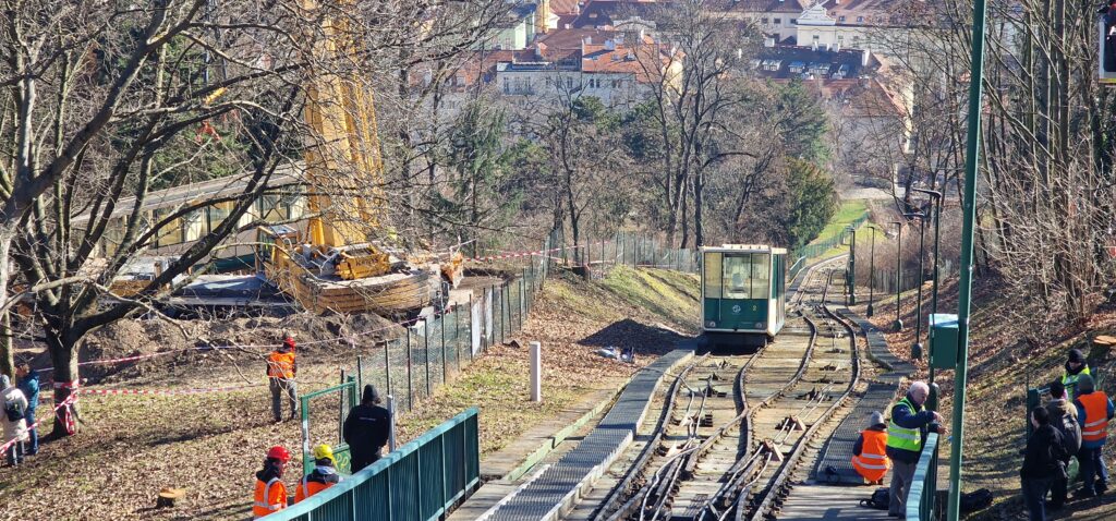 Petřínská lanovka se rozloučila s ikonickými vozy. Foto: zpravyzcech.cz