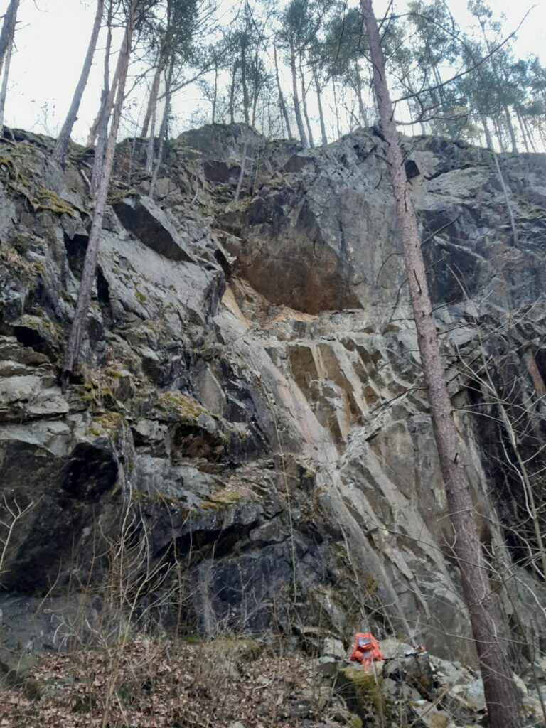 Šestimetrový pád v lese: Tři lidé zraněni, zasahovaly složky IZS. Foto: HZS Středočeského kraje