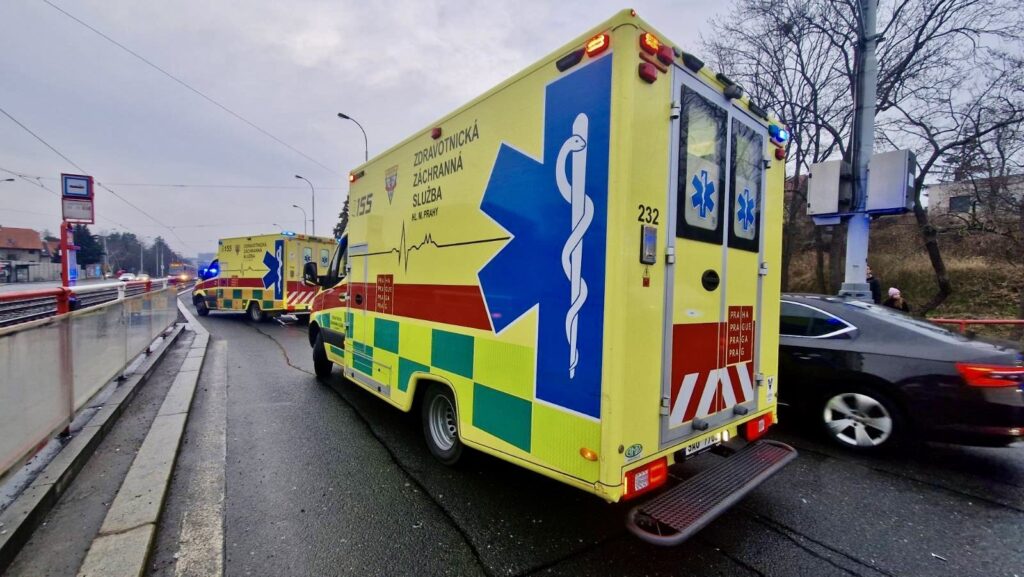 Řidič BMW v Hostivaři vletělo do tramvajové zastávky, čtyři zranění. Foto: ZZS HMP