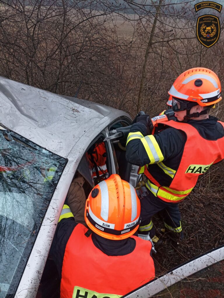 Řidička narazila do stromu, hasiči ji museli vyprostit. Foto: HZS Zlínského kraje