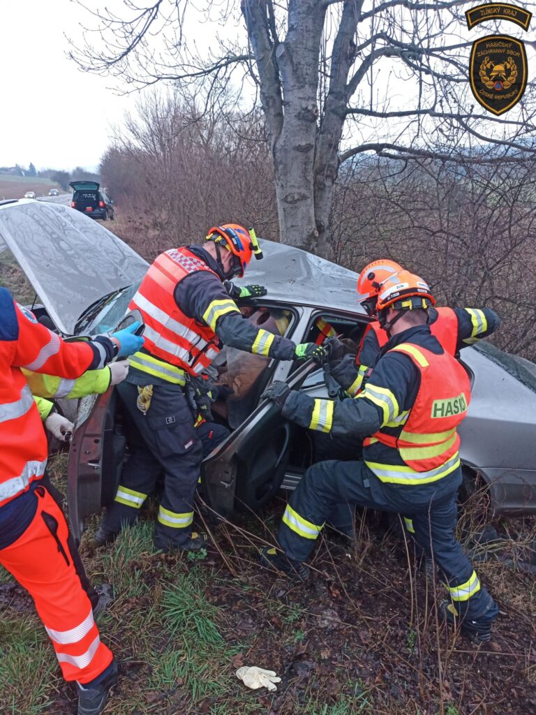 Řidička narazila do stromu, hasiči ji museli vyprostit. Foto: HZS Zlínského kraje