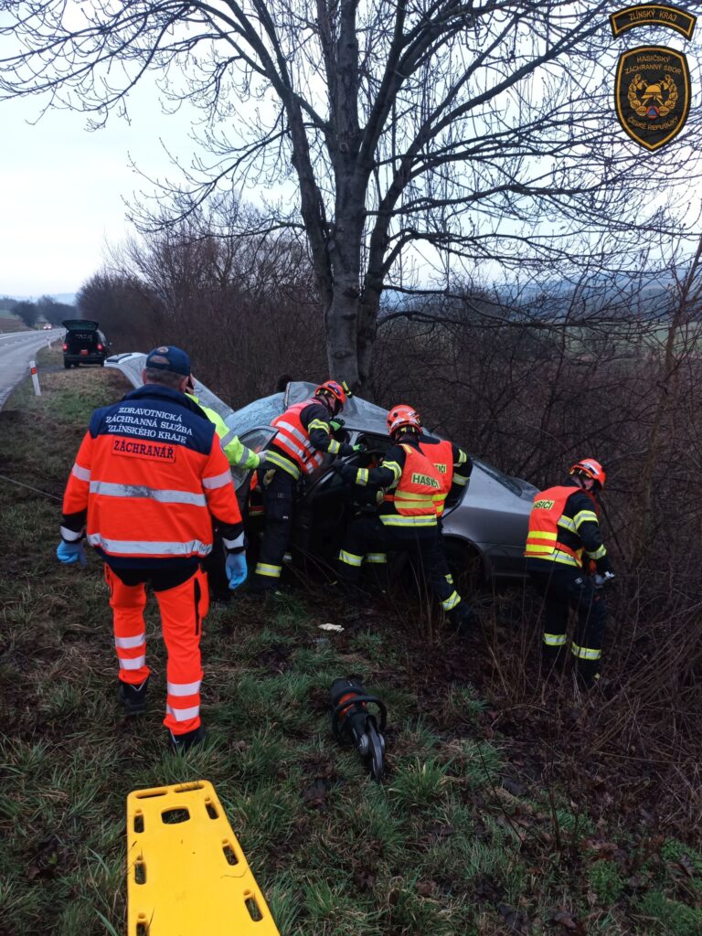 Řidička narazila do stromu, hasiči ji museli vyprostit. Foto: HZS Zlínského kraje