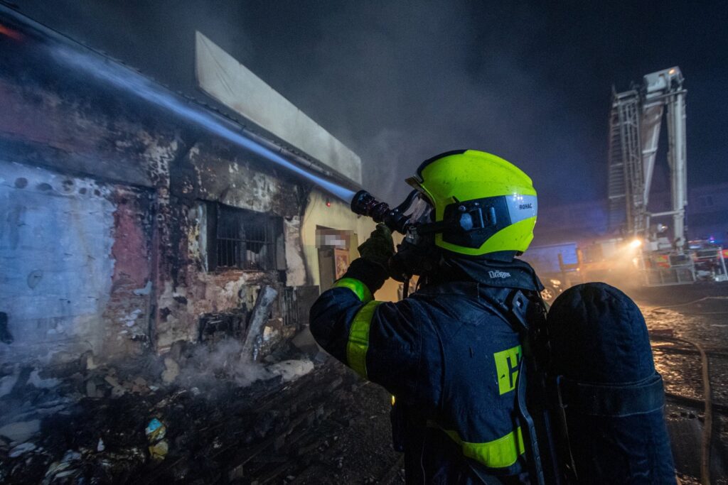 Rozsáhlý požár haly v Ostravě-Přívoze. HZS Moravskoslezského kraje