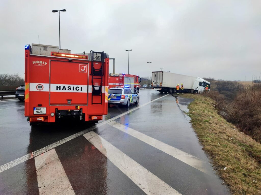 Nehoda kamionu v ulici Lipská v Praze. Foto: Hasiči Praha