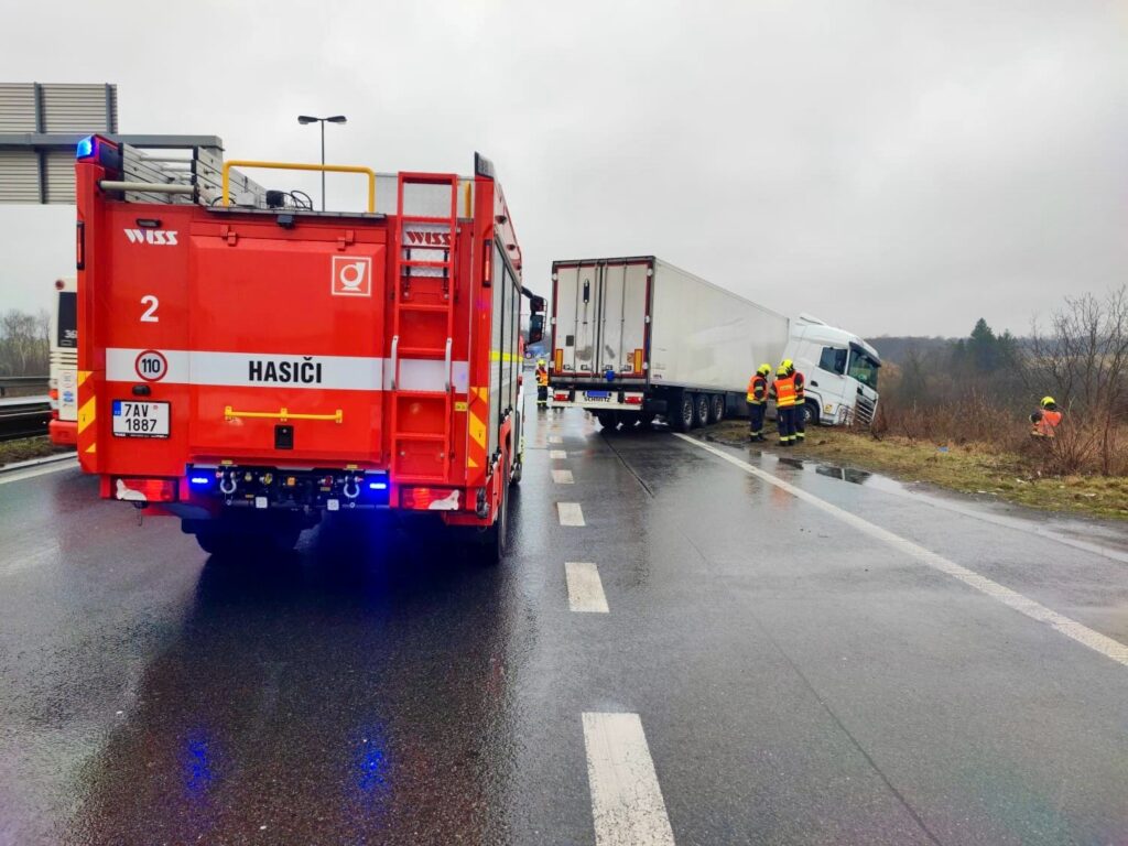 Nehoda kamionu v ulici Lipská v Praze. Foto: Hasiči Praha