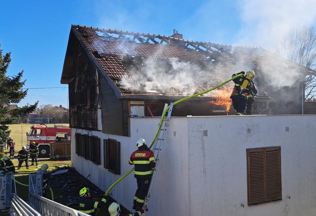 Požár domu v Malé Hraštici: Hasiči bojovali s plameny několik hodin. Foto: HZS Středočeského kraje