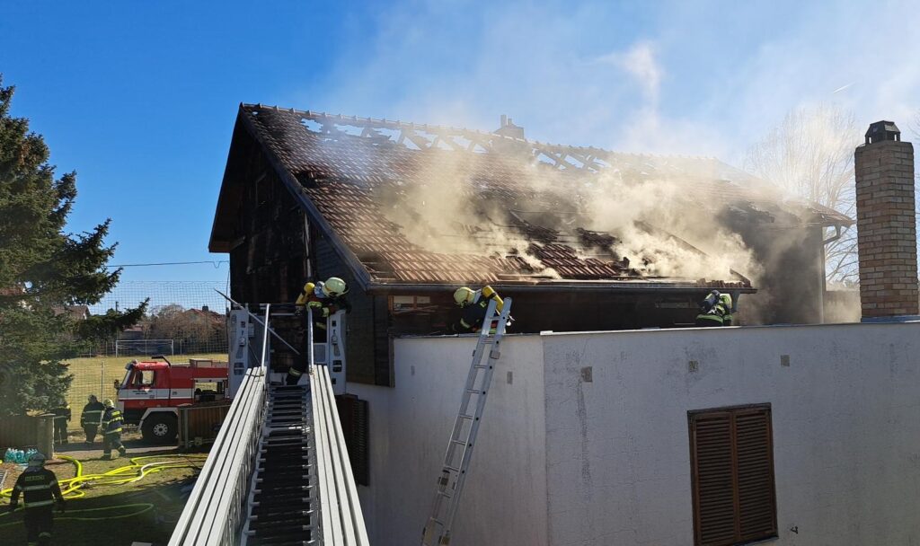 Požár domu v Malé Hraštici: Hasiči bojovali s plameny několik hodin. Foto: HZS Středočeského kraje