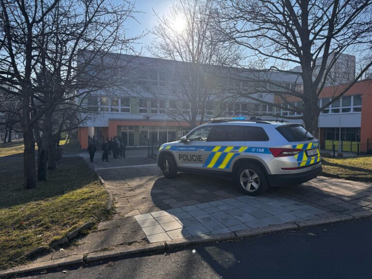 Evakuace 3. ZŠ kvůli hrozbě výbušninou. Foto: Policie ČR