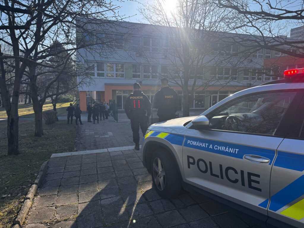 Evakuace 3. ZŠ kvůli hrozbě výbušninou. Foto: Policie ČR